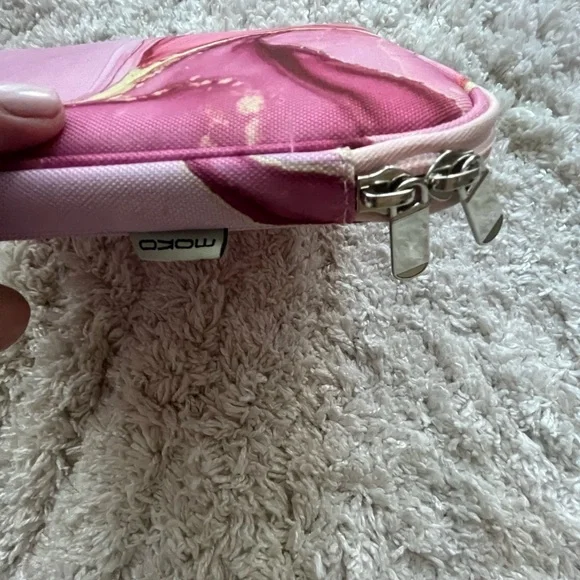 ⭐️Practically New iPad Case⭐️ - Picture 3 of 6